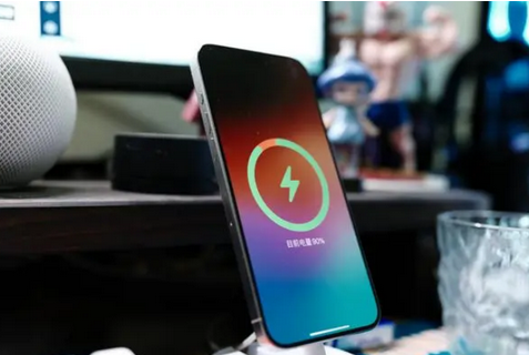 小榄镇苹果15换屏服务分享用什么充电器给iPhone15充电更好 
